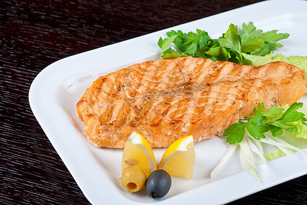 灰鲑鱼牛排润滑脂鱼片鳟鱼炙烤午餐美食食物蒸汽草本植物盘子图片