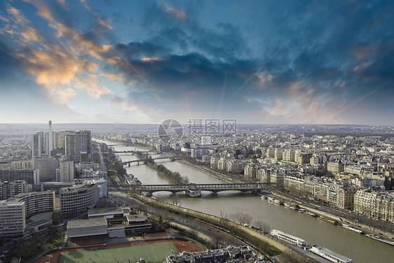 Eiffel铁塔的巴黎之景日落历史建筑房子城市文化街道旅行地标旅游图片