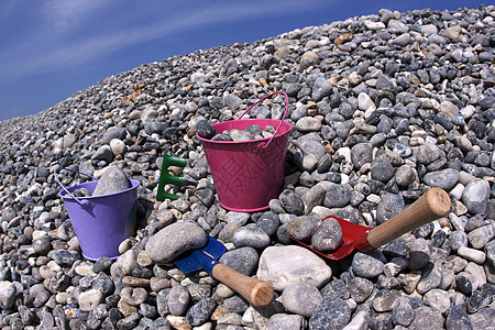 海岸沿岸石碑上的玩具桶碎石材料地面硅胶花岗岩砾石灰色岩石瓦砾巨石图片