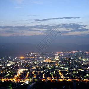 夜晚的城市风景公寓爬坡天堂景观埔里城市蓝色街道房子天空图片