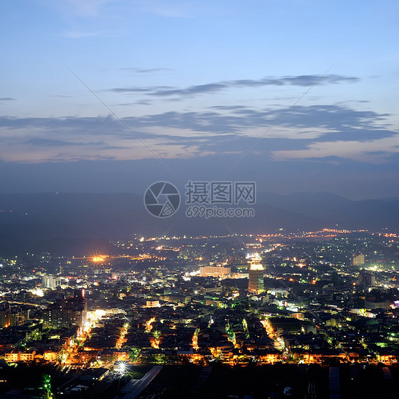 夜晚的城市风景公寓爬坡天堂景观埔里城市蓝色街道房子天空图片