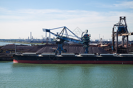 鹿特丹港的铝土转运船运船舶工作商业建筑学蓝色工厂起重机工业出口图片