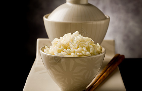 带筷子的米香米素食玻璃聚光灯桌子豆子反射陶器美食小菜图片