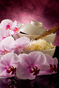 配有兰花花的亚洲大米饭粮食花朵豆子兰花香米美食素食聚光灯筷子树叶图片
