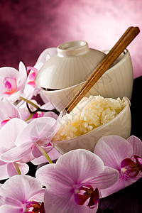 配有兰花花的亚洲大米饭粮食豆子花朵香米树叶兰花陶器筷子聚光灯玻璃图片