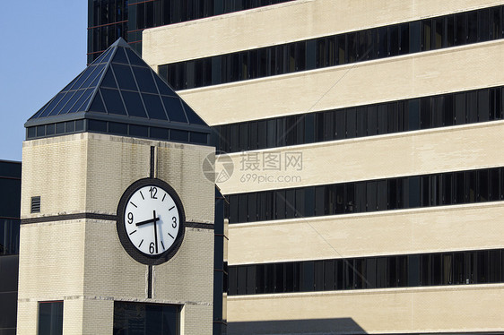 医院旁边的时钟塔图片