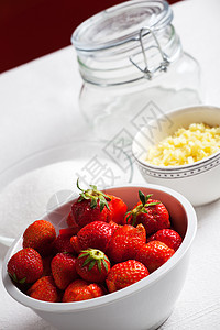 胡巴和草莓果酱成分食物甜点红色蔬菜营养绿色水果桌子烹饪瓶子图片