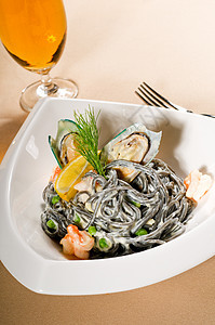 海鲜黑意大利面香料食物香菜草药贝类蔬菜饮食午餐用餐牡蛎图片