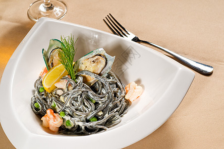 海鲜黑意大利面蔬菜草药牡蛎香料盘子食物面条用餐贝类香菜图片