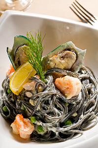 海鲜黑意大利面香菜午餐盘子贝类海鲜香料用餐蔬菜饮食草药图片