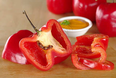 秘鲁热辣椒叫罗科托水平食物木头蔬菜胡椒种子香料照片红色图片