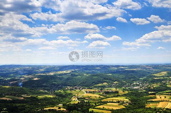 塞尔维亚农村蓝色草地爬坡晴天农田地平线房屋农场阳光城市图片