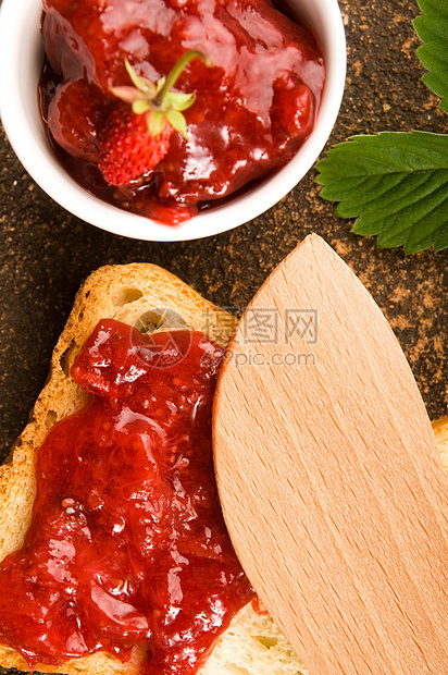 野草莓果酱加吐司饮食面包环境厨房玻璃装罐营养素甜点小吃浆果图片