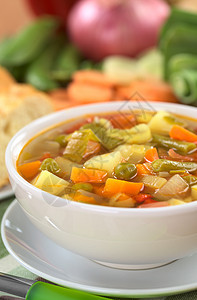 新鲜蔬菜汤照片绿色课程土豆营养盘子韭葱胡椒食物红色图片