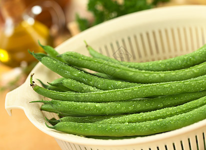 S 教练器中的新鲜绿色豆蔬菜食物烹饪过滤器塑料豆类照片营养滤器水平图片