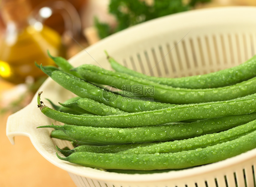 S 教练器中的新鲜绿色豆蔬菜食物烹饪过滤器塑料豆类照片营养滤器水平图片