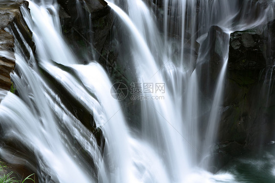 水瀑美丽运动瀑布荒野岩石旅行溪流流动速度天堂图片