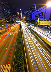 夜间与城市交接街道汽车驾驶运动地标车辆建筑市中心公共汽车摩天大楼图片