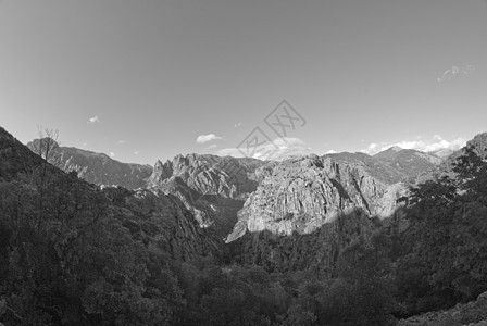 科西卡山区和山谷女孩蓝色踪迹建筑橙子石头悬崖太阳旅行假期图片