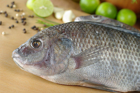 称为蒂拉皮亚的鱼草本植物鳃盖水平胡椒照片木头食物香料图片