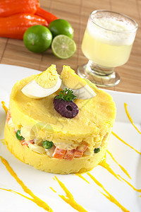 秘鲁传统Dish Causa玉米照片蔬菜土豆食物黄色午餐图片