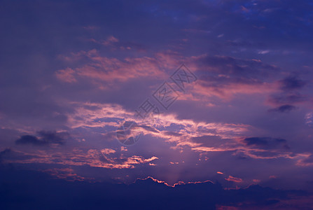 夜空中蓝色粉色条纹紫色图片