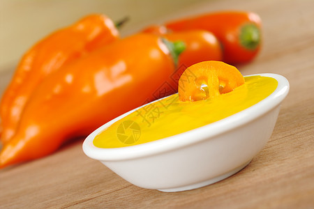 秘鲁Aji制造的热萨尔萨圆形盘子胡椒黄色白色照片食物木板橙子蔬菜图片