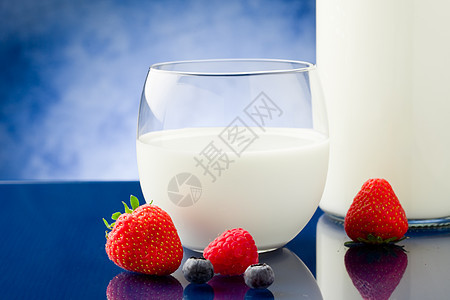 果浆牛奶液体浆果玻璃美食奶油水果覆盆子乳制品蓝色乳糖图片