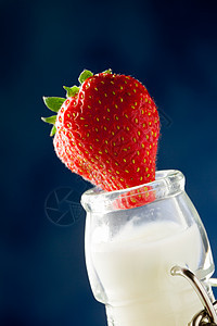 奶瓶加草莓奶油状美食乳糖蓝色反射森林瓶子乳制品奶油水果图片