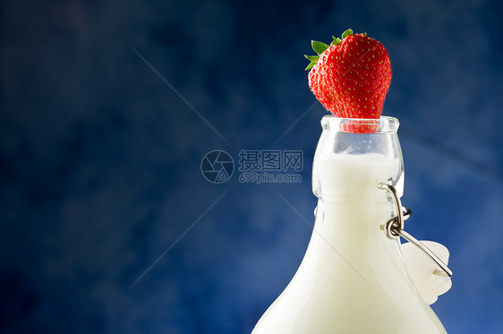 奶瓶加草莓液体水果森林蓝色白色酒吧乳糖玻璃饮料浆果图片