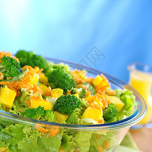 红花芒果卡罗特白菜沙拉玻璃蓝色蔬菜黄色橙子绿色食物照片敷料水果图片