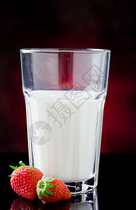 牛奶和浆果乳糖水果饮料美食液体覆盆子柜台白色森林乳制品图片