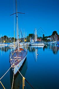 船舰航行运动蓝色帆船旅行码头血管反射奢华假期图片