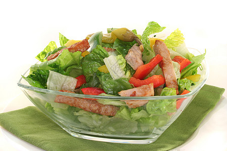 混合沙拉加火鸡条沙拉绿色油炸红色黄色食物盘子草药火鸡维生素图片