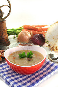 白豆立方体洋葱杯子金黄色萝卜香菜熏肉豆类蔬菜营养图片