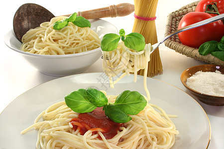 叉子上的意大利面条红色晚餐叶子盘子烹饪香料食品图片