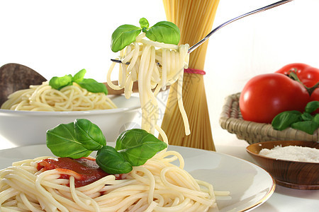 叉子上的意大利面条叶子晚餐香料烹饪食品盘子红色图片