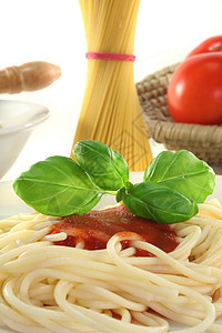 番茄酱意大利面食品面条香料红色烹饪盘子晚餐叶子图片