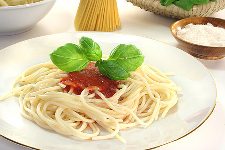 番茄酱意大利面食品红色烹饪晚餐叶子面条香料盘子图片