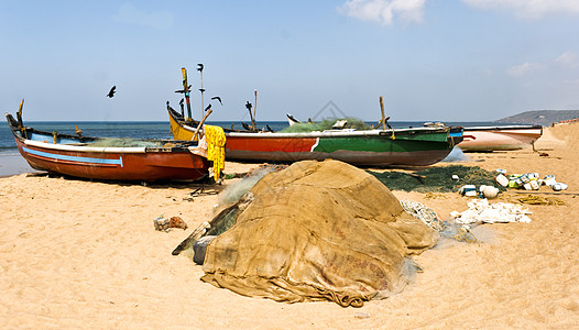 渔船乌鸦海滩和大海图片