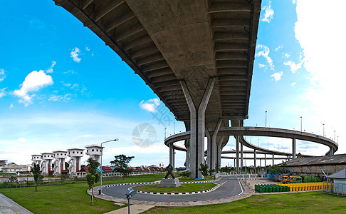 Bhumibol桥环形高速公路场景建筑学建筑水闸草地垃圾桶路口全景公园天空图片