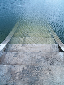 通往阴间世界的阶梯下界楼梯支撑蓝色脚步水泥码头海滨图片