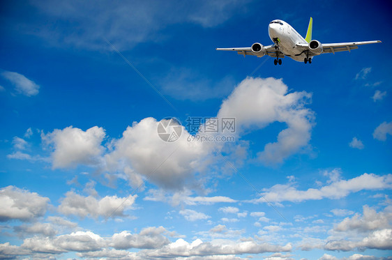 空中旅行 - 飞机在蓝色天空中飘云飞翔图片