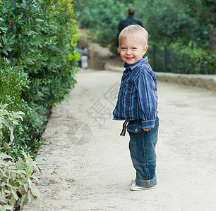 公园里的男孩衣服季节帽子花园孩子草地喜悦场地童年晴天图片
