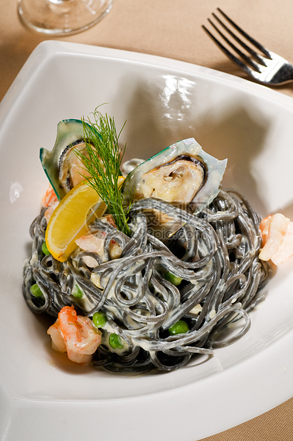海鲜黑意大利面香料面条贝类午餐蔬菜食物牡蛎香菜海鲜盘子图片