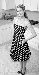 厨房的美丽女性姿势主妇裙子享受圆点微笑水果家庭项链柜台背景图片