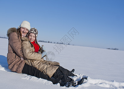 两个快乐的姐妹在冬天滑雪微笑孩子青春期友谊青少年平底游戏闲暇享受速度图片