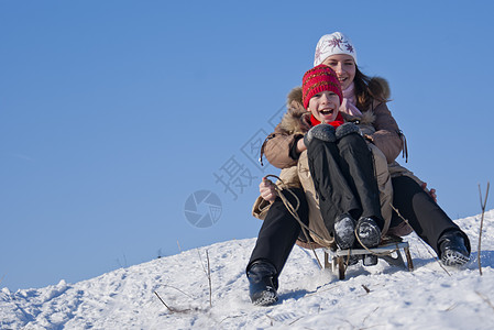两个快乐的姐妹在冬天滑雪衣服童年游戏幸福孩子女孩们手套速度下雪活动图片