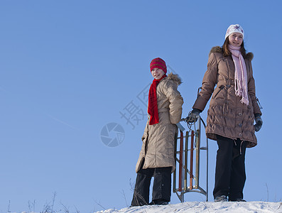 两个快乐的姐妹在冬天滑雪女性速度微笑游戏青少年童年闲暇友谊幸福平底图片