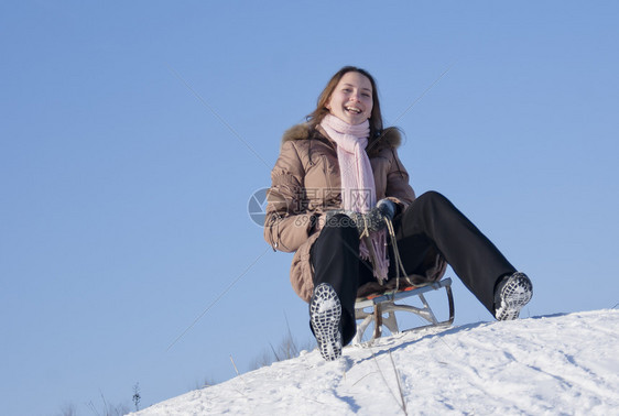 少女从山上滑雪下雪女性雪橇帽子姐妹享受幸福活动童年乐趣图片